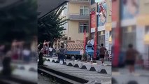 Zabıta ile karton toplayıcıları arasında tekmeli, yumruklu, tabureli kavga kamerada