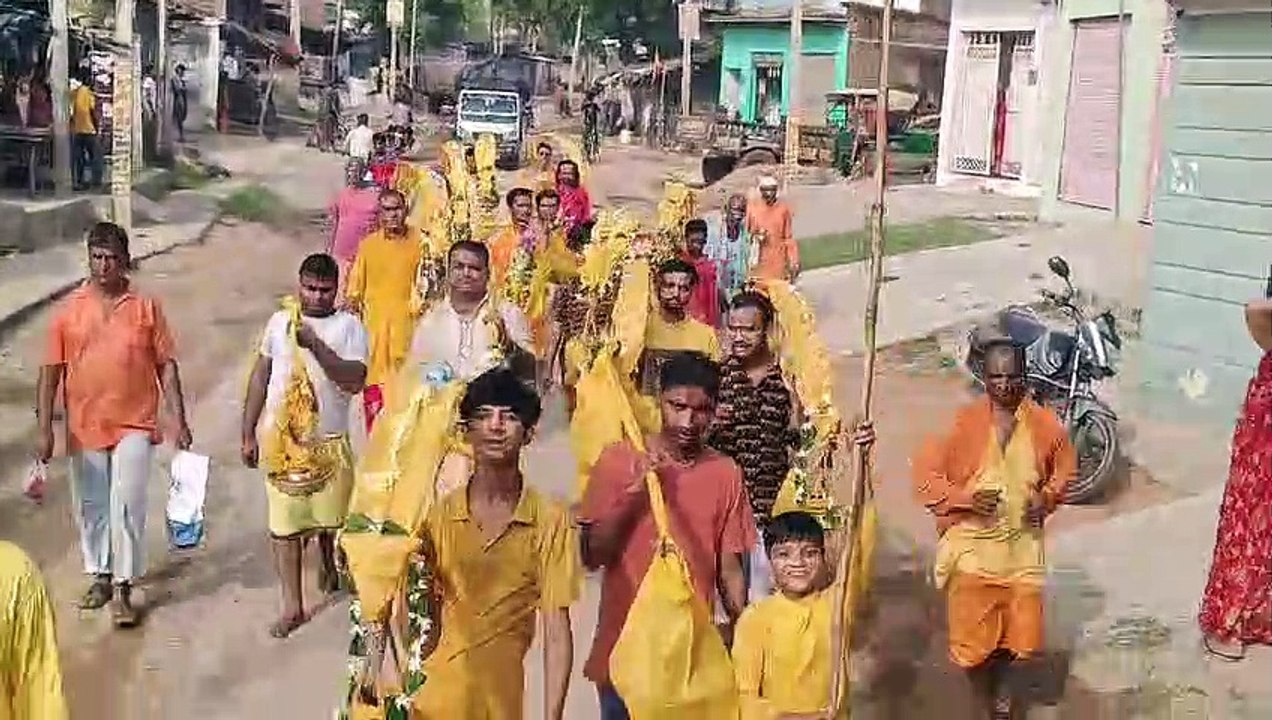 संगम तट से शुरू हुई कावड़ यात्रा, शिवालयों पर हुआ जलाभिषेक