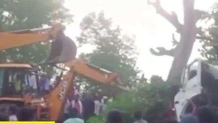 केबिन में अटकी थी चालक की जान, जेसीबी से लड़ी गई जिंदगी की जंग