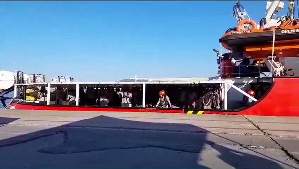Migranti a Marina di Carrara, la nave Open Arms nel porto