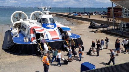 Could a Cross-Forth Hovercraft Make a Comeback? 🚤