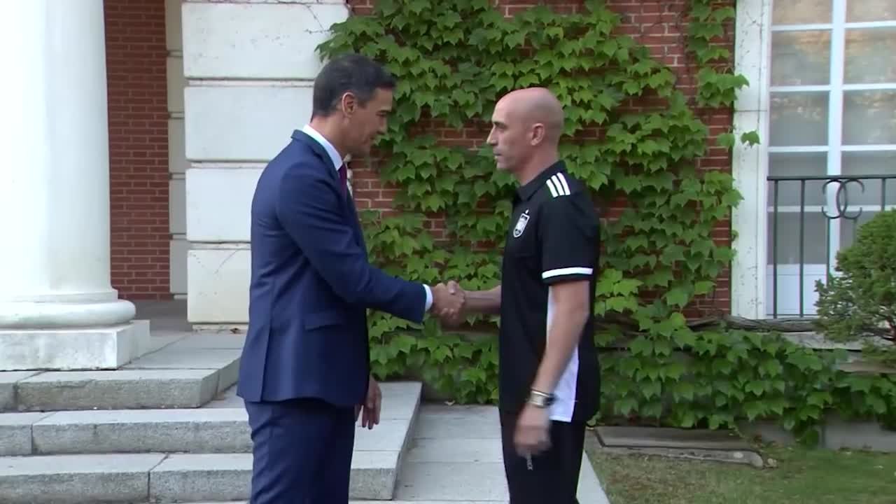 El frío saludo entre Pedro Sánchez y Luis Rubiales