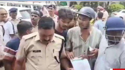 जबलपुर: एनएसयूआई का अनोखा प्रदर्शन, क्रिकेट किट पहनकर पहुंचे एसपी ऑफ़