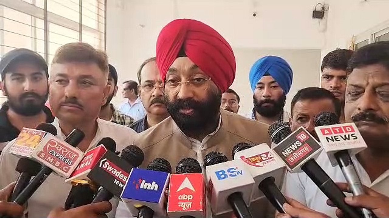 खाद्य आयोग के अध्यक्ष की फोटो पर लगाया सफेद काग...