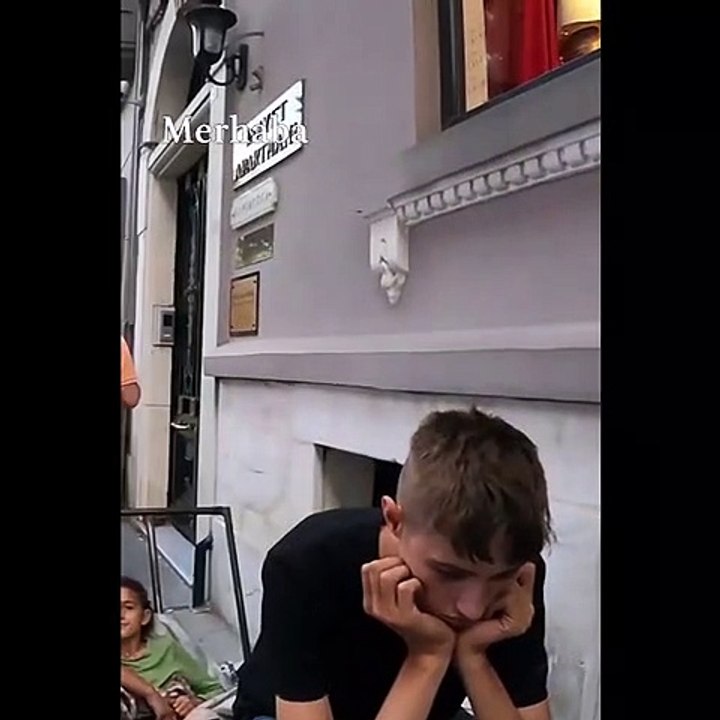 İzzet Çapa kağıt toplayıcısı çocuğun o görüntülerini paylaştı: "Adaletsiz sisteme lanet ediyorum"