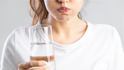 Altes Hausmittel neu entdeckt: Salzwasser gurgeln gegen Halsschmerzen