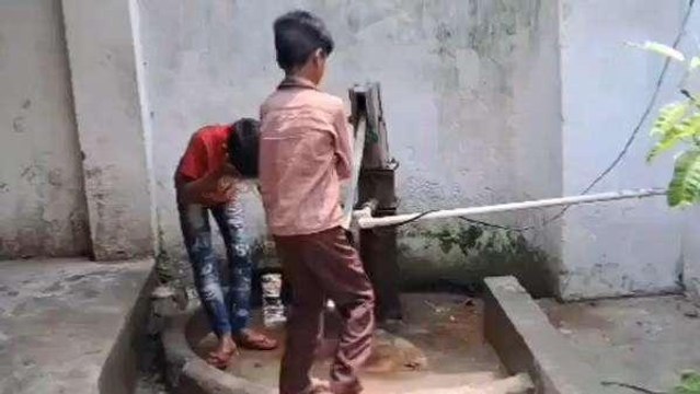 कुशीनगर: दूषित पानी पीने को मजबूर है विद्यालय के छात्र, जिम्मेदारों ने साधी चुप्पी