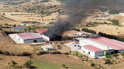 Manisa'da Katı Atık Bertaraf Tesisinde Çıkan Yangına Müdahale Ediliyor!