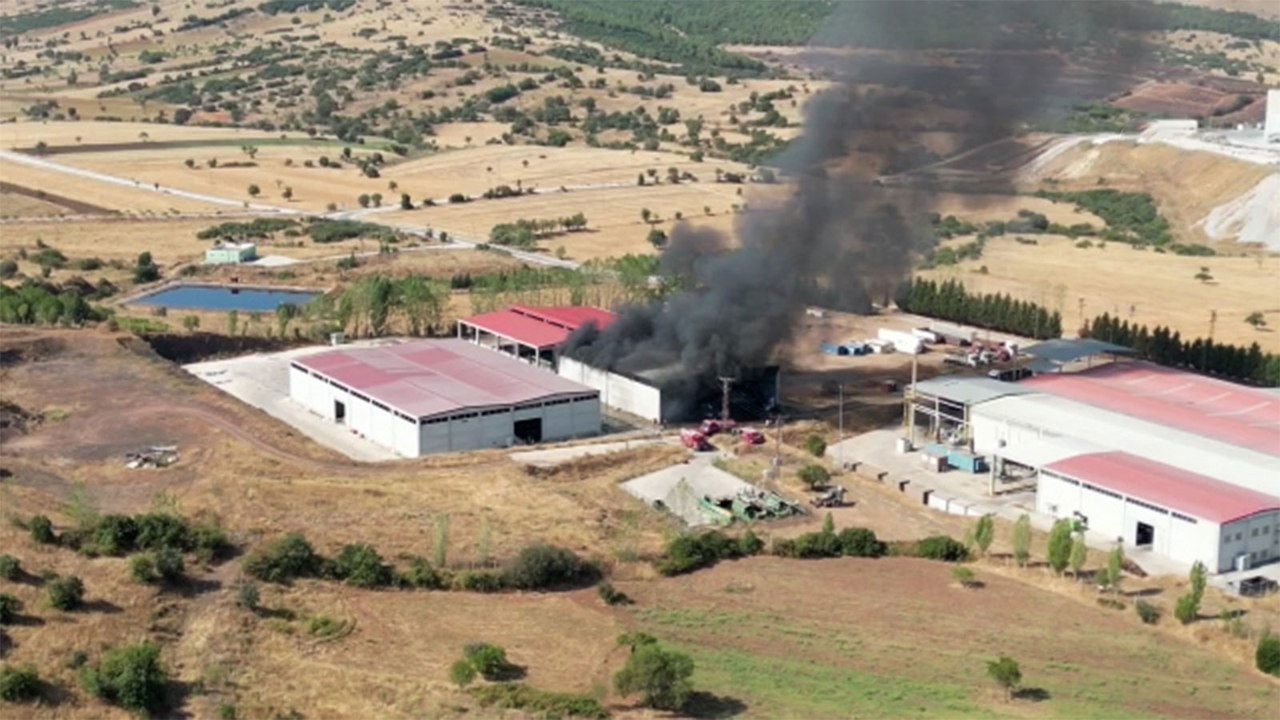 Manisa'da katı atık bertaraf tesisinde çıkan yangına müdahale ediliyor