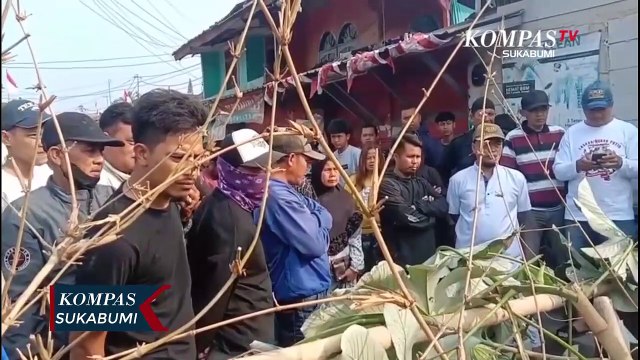 Demo Jalan Rusak Warga Blokade Jalan Hingga Bakar Ban