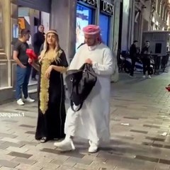 Taksim'de Araplar bir çanta para dağıttı