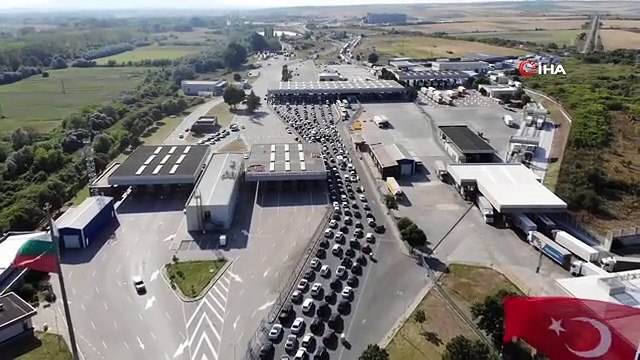 De longues files de véhicules se sont formées à Kapıkule et Kapitan Andreevo lors du voyage de retour des expatriés