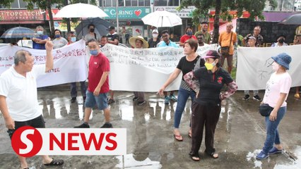 Old-timer traders cause a scene at Taman OUG market association election