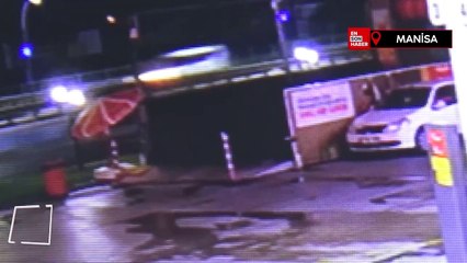 Manisa'da otomobil orta refüje çarptı