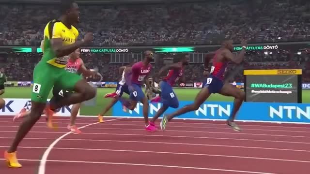 Holloway wins third straight 110m hurdles gold