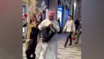 Taksim'de Arap kıyafetli kadın ve erkek bir çanta dolusu parayı yerlere saçtı