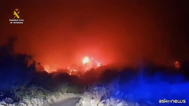 A Tenerife gli incendi fanno ancora paura, 12 mila in fuga