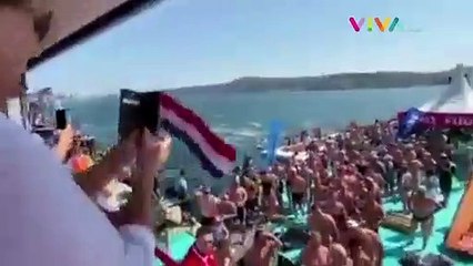 Dubes Belanda Berenang Lewati Selat Demi Korban Gempa Turki