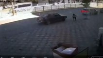 Çocuğun el frenini indirdiği otomobil başka bir araca çarptı