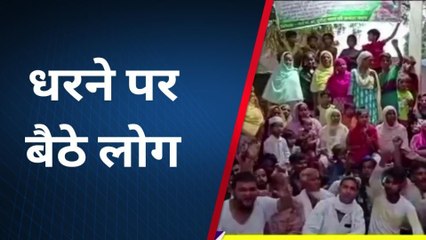 फिरोजाबाद: क्षेत्र की जनता के साथ धरने पर बैठा पार्षद, नगर निगम पर लगाये गंभीर आरोप