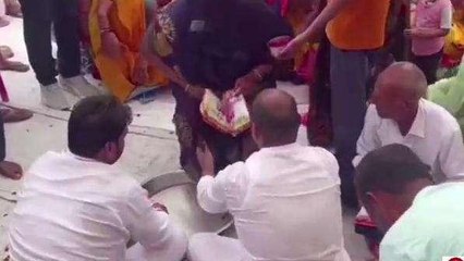 मुरैना: चुनाव से पहले कांग्रेस का महिला सम्मान,पैर पूजन कर दिये उपहार