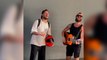 Uraz Kaygılaroğlu sokak müzisyeniyle düet yaptı