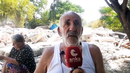 Depremde evleri yıkılan aile, enkazlarından ayrılamıyor