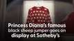 Le célèbre pull-over de laine rouge avec des moutons blancs et un noir, porté par Diana Spencer en 1981 peu après ses fiançailles avec le prince Charles, va être mis en vente fin août - Regardez