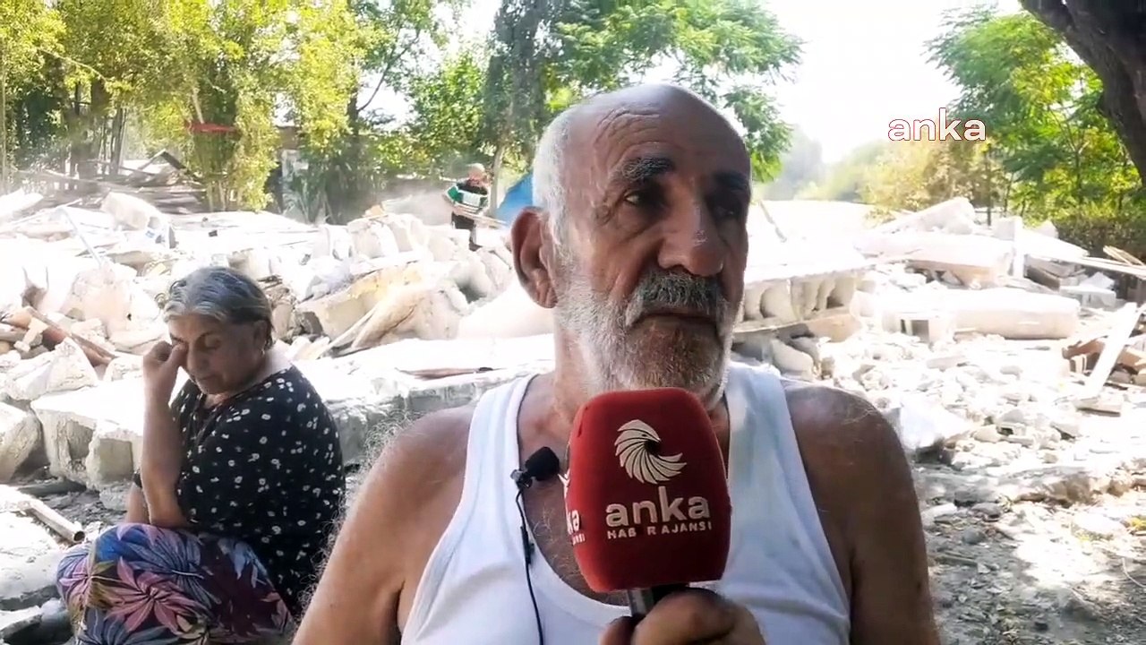 La famille, dont les maisons ont été détruites lors du tremblement de terre, ne peut pas quitter les décombres