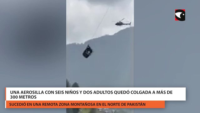 Una aerosilla con seis niños y dos adultos quedó colgada a más de 300 metros