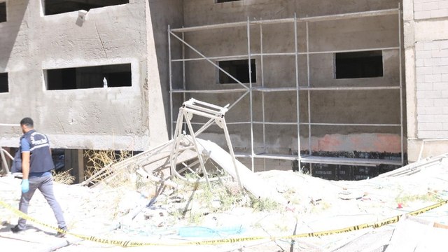 İnşaat iskelesi çöktü, 1 işçi öldü, 2 işçi yaralandı