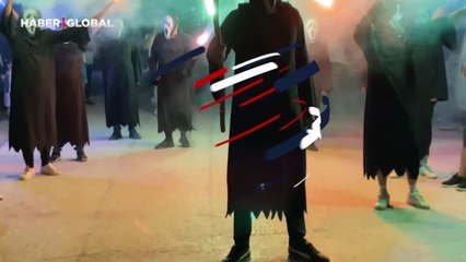 Korkunç düğün eğlencesi: Yüzlerinde maske, ellerinde orakla damadı karşıladılar