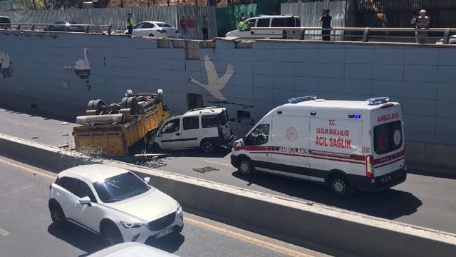 Freni boşalan kamyon, alt geçitteki aracın üzerine düştü