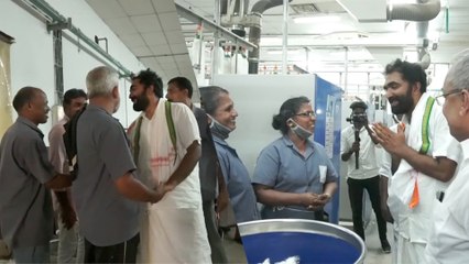 പുതുപ്പള്ളിയിലെ സ്പിന്നിങ് മിൽ സന്ദർശിച്ച് ജീവനക്കാരോട് കൈ കൂപ്പി ചാണ്ടി ഉമ്മൻ