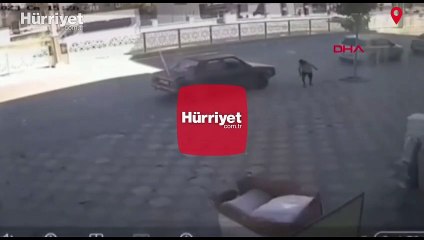 Kapısı açık otomobile binen çocuk el frenini indirip kazaya neden oldu