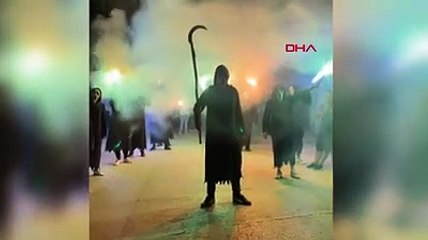 'Çığlık' ve 'gulyabani' elinde orakla çiftetelli oynadı