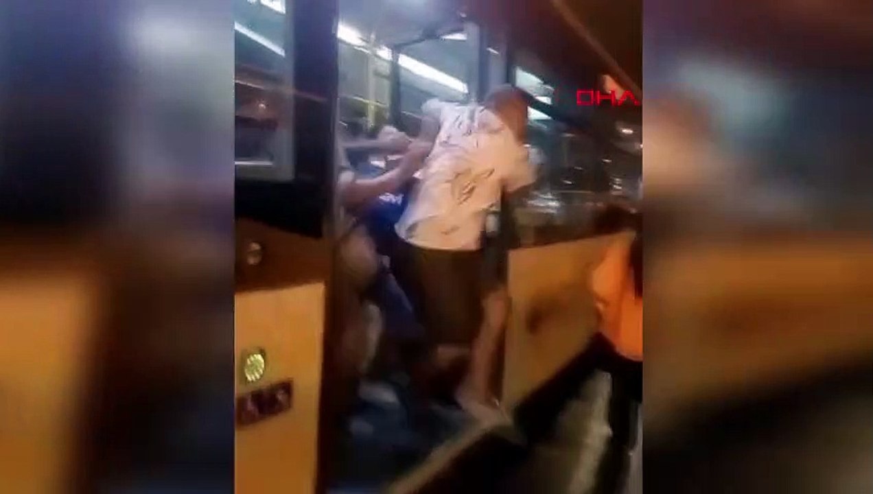 Une dispute dans le bus s'est transformée en bagarre à Kadıköy