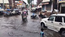 video: इंतजार के बाद बरसे मेघ, शहर में 3 घंटे बरसात से नाले उफने, सडक़ों पर जलभराव
