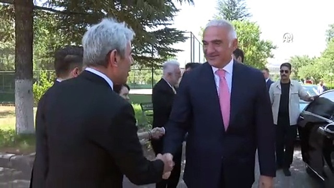 Kültür ve Turizm Bakanı Mehmet Nuri Ersoy, Tamer Karadağlı'nın müdür olduğu Devlet Tiyatroları'nı ziyaret etti