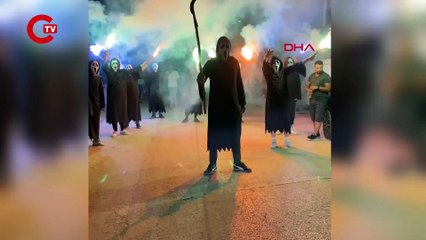 Korkunç düğün eğlencesi: Yüzlerinde maske, ellerinde orakla damadı karşıladılar