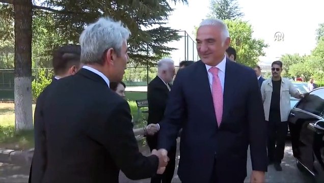 Le ministre de la Culture et du Tourisme, Mehmet Nuri Ersoy, a visité les théâtres d'État dont Tamer Karadağlı est le directeur.