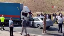 Une voiture et une camionnette sont entrées en collision frontale à Hakkari : 2 morts et 2 blessés