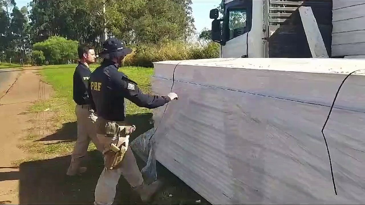 PRF apreende quase toneladas de maconha em caixas de isopor gigante