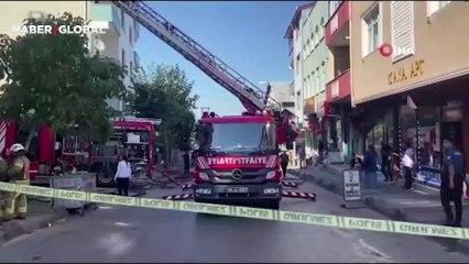 Sultanbeyli'de iki katlı binanın çatısı alev alev yandı