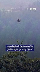 "عربية معلقة في الهواء".. مشهد أثار الرعب