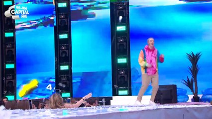 Lauv chante "I Like Me Better" en live