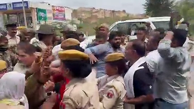 केन्द्रीय मंत्री गजेन्द्रसिंह के काफिले को रोकने का प्रयास