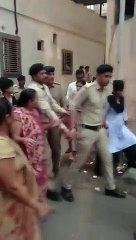 SURAT VIDEO/ सूरत मनपा महापौर को पिछले दरवाजे से भागना पड़ा