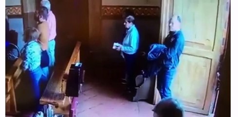 Hombres entran a escuchar la misa y terminan robando