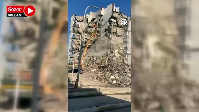 Depremde ağır hasar gören 10 katlı bina yıkım esnasında çöktü